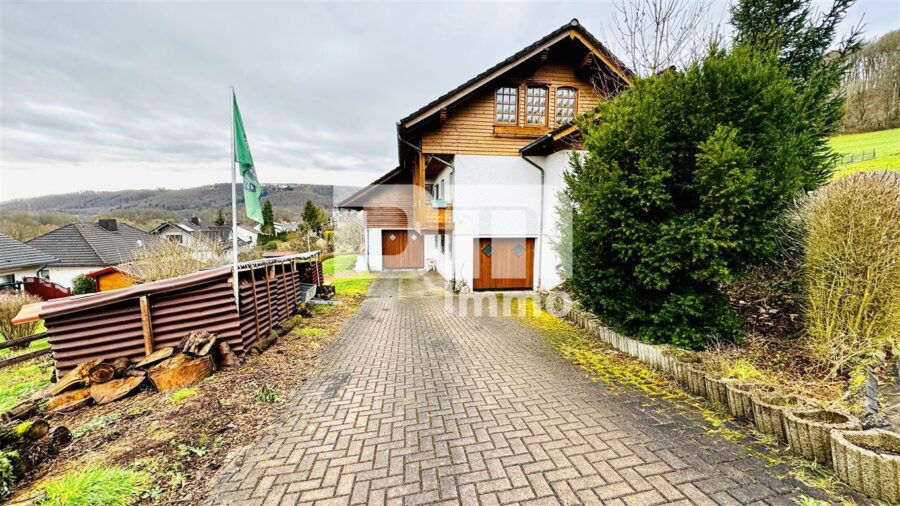 Hochwertiges 1-2 Familienhaus mit großem Garten in erhobener Ortsrandlage mit Panoramablick - Innenhof / Zufahrt